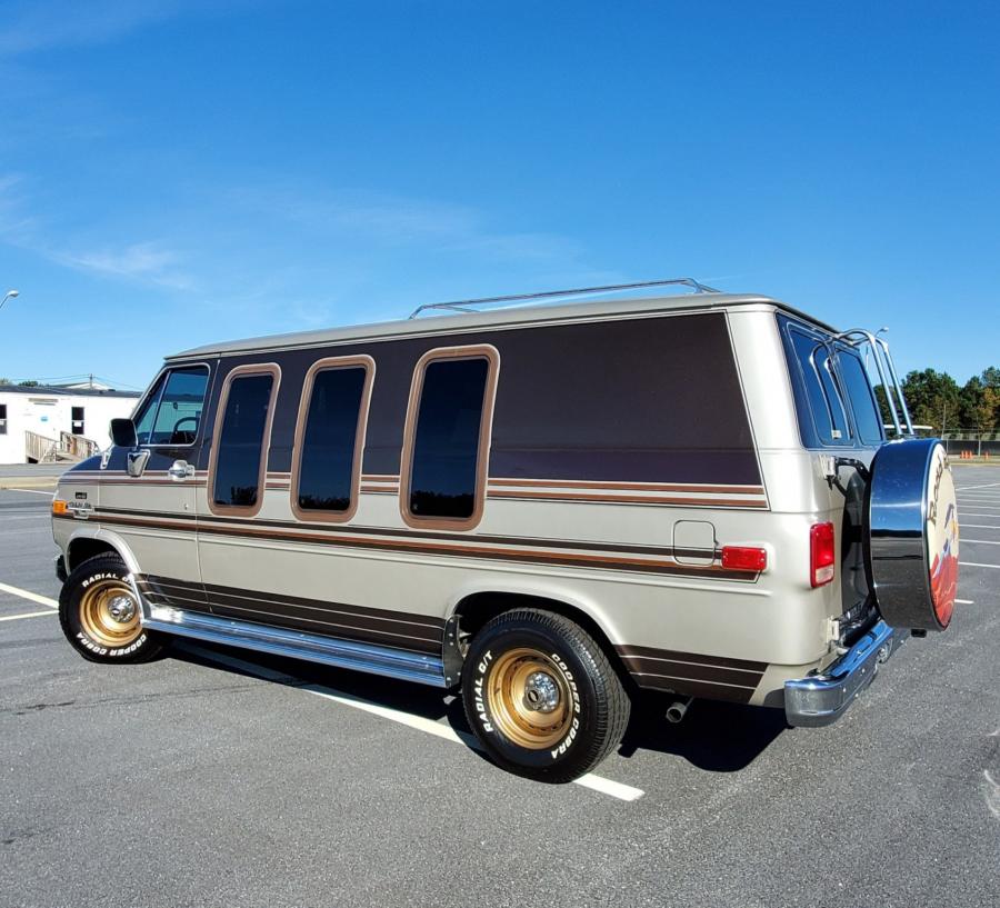  Chevrolet G20 Conversion Van  (CG21305) 1988 года  (фото 32 из 257)